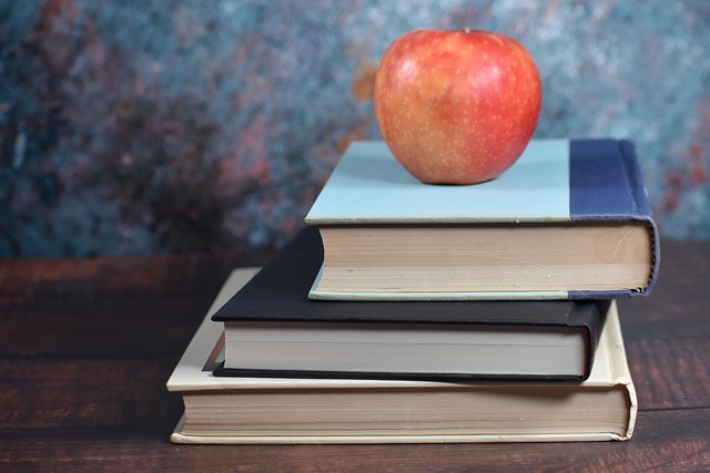 Bücherstapel mit Apfel