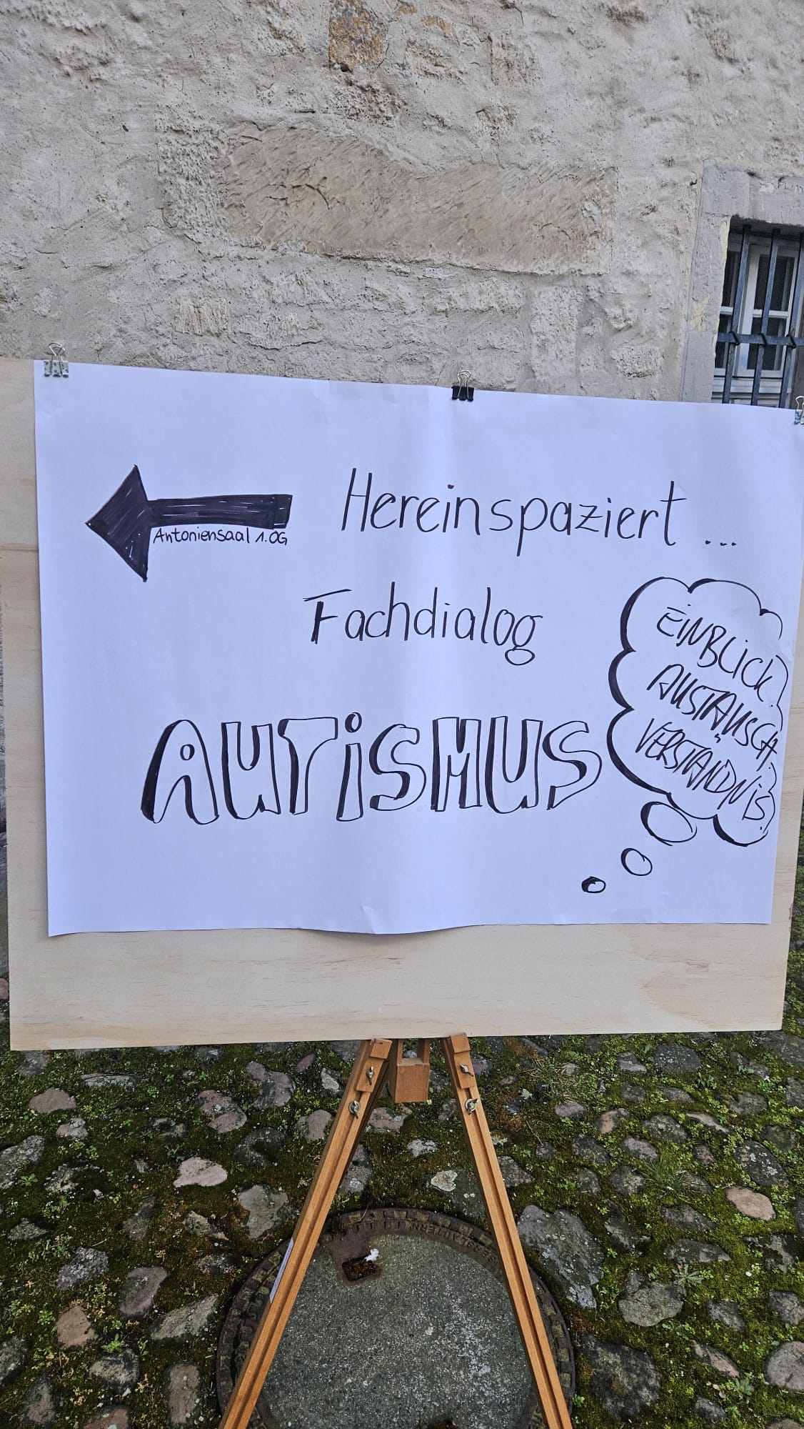 Bücherstapel mit Apfel