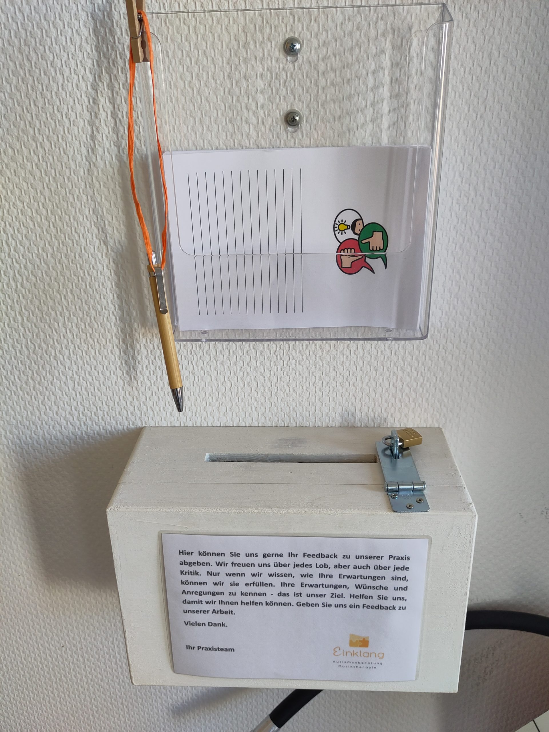 Bücherstapel mit Apfel