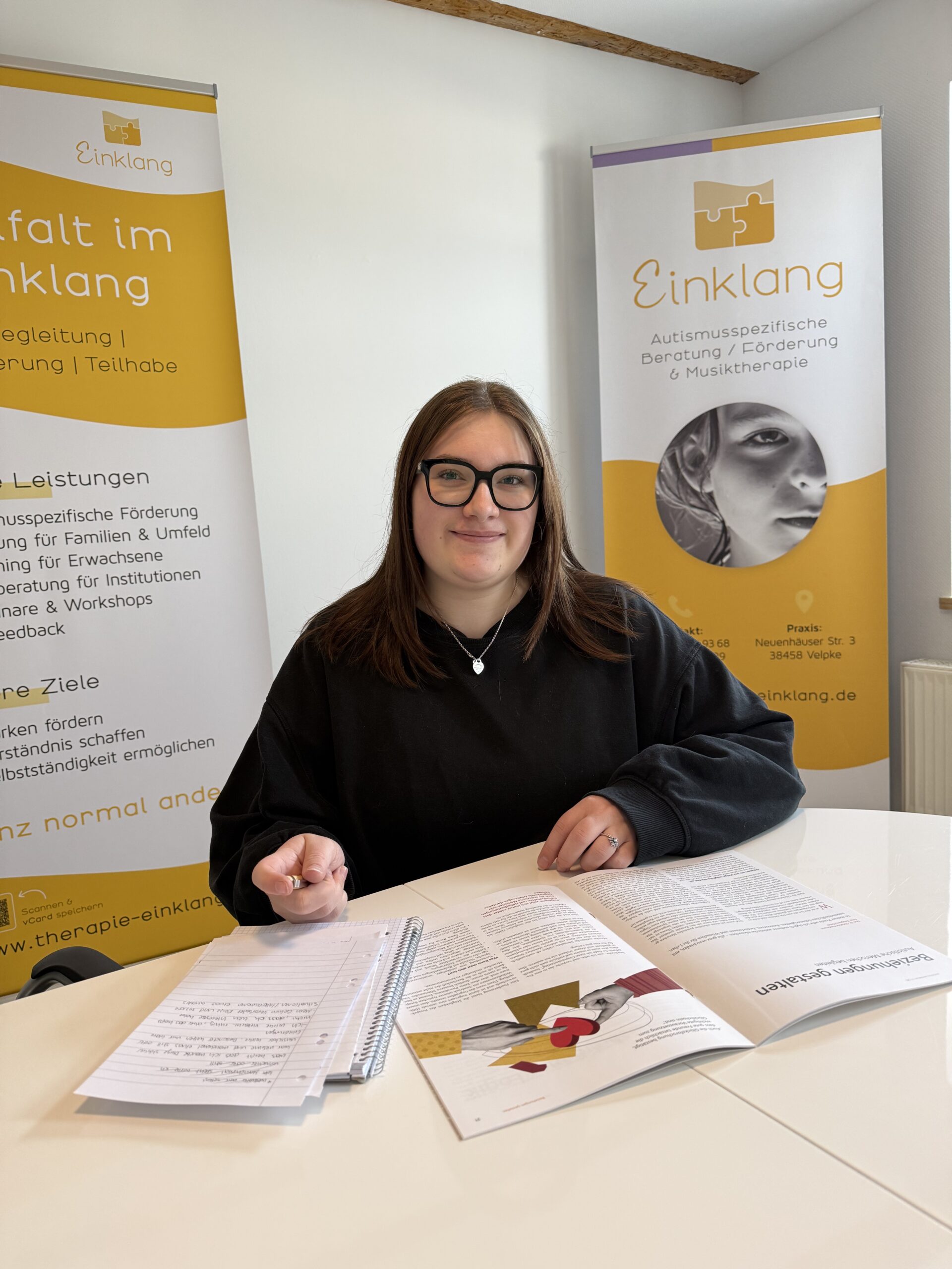 Bücherstapel mit Apfel