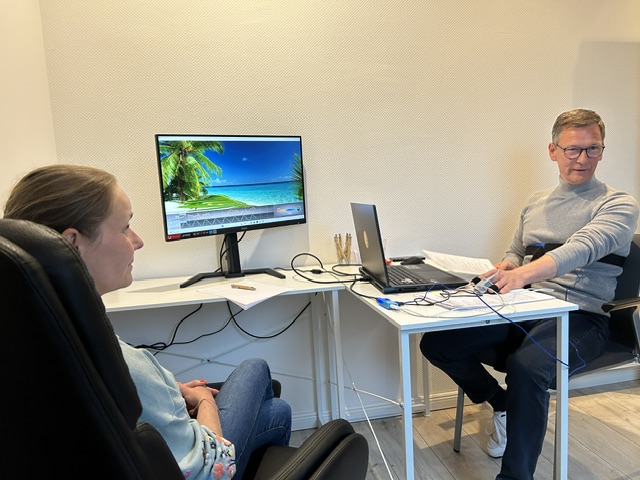 Bücherstapel mit Apfel