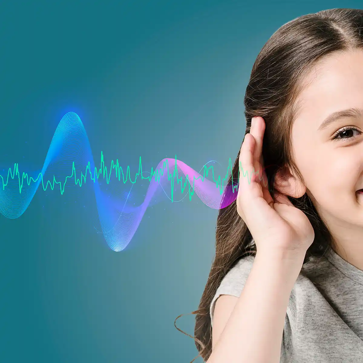 Kind hält sich Hand hinter das Ohr und hört. Sonorische Wellen sind beispielhaft digital dargestellt